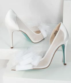 Betsey Johnson ( Steve Madden Daniel Friedman) Betsey Johnson Ivory Bow Bridal Heels Shoes