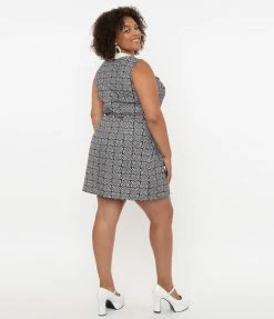 Smak Parlour Plus Size Black & White Hypnotic Heart Mod Dress