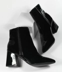 Verona Collection 1980s & 1990s Black Patent Leatherette Pointed Toe Heel Bootie