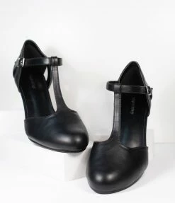 Unique Vintage Black Leatherette Closed Toe T-Strap Roxy Pumps Flapper