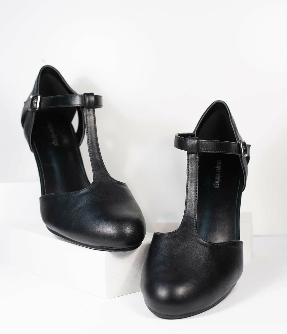 Unique Vintage Black Leatherette Closed Toe T-Strap Roxy Pumps Flapper