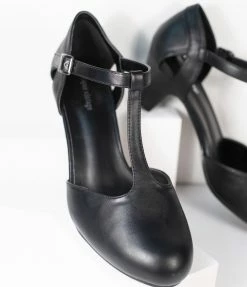 Unique Vintage Black Leatherette Closed Toe T-Strap Roxy Pumps Flapper
