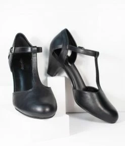 Unique Vintage Black Leatherette Closed Toe T-Strap Roxy Pumps Flapper
