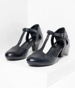 Unique Vintage Black Leatherette Closed Toe T-Strap Roxy Pumps Flapper