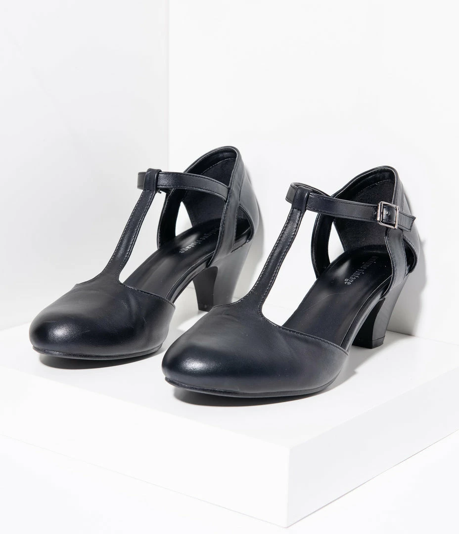 Unique Vintage Black Leatherette Closed Toe T-Strap Roxy Pumps Flapper